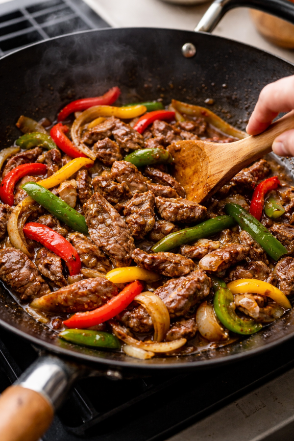 How to Make Pepper Steak While Cooking in a Wok
